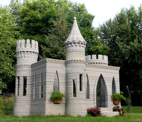 large 3D Printer prints a concrete castle in Minnesota